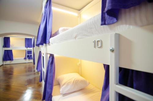 Cama individual en dormitorio mixto