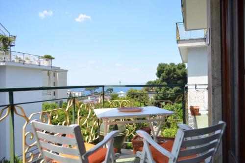 Bright 3 Bedrooms Apartment with Seaview Balcony