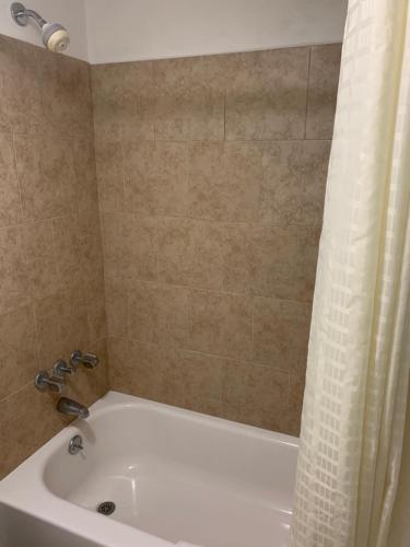 Baton Rouge West Inn - 화장실