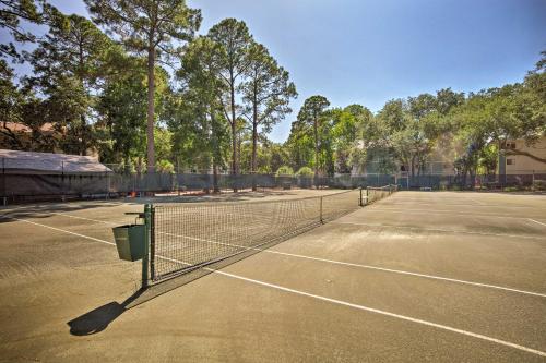 Hilton Head Condo with Pool Access Less Than half Mi to Beach - image 2