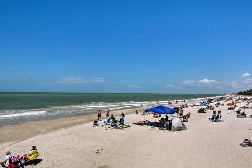 Renovated Studio Walk to Naples Pier and Beach - image 3