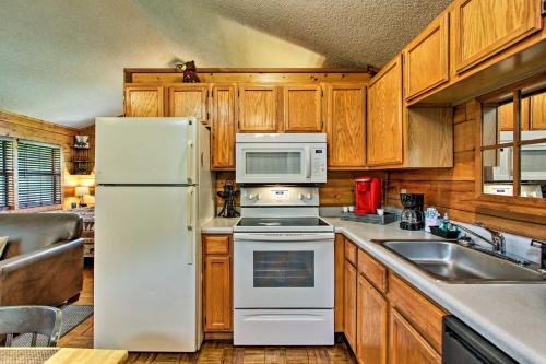 Riverfront Cabin with Fire Pit 5 Mi to Pigeon Forge in Sevierville, USA