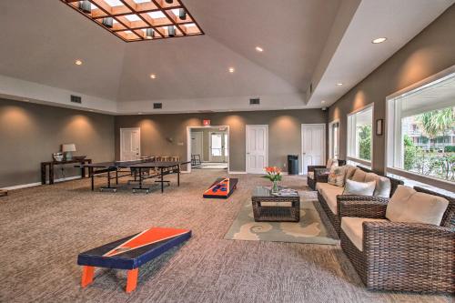 Hilton Head Condo with Pool Access Less Than half Mi to Beach - image 5