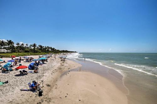 Renovated Studio Walk to Naples Pier and Beach - image 7