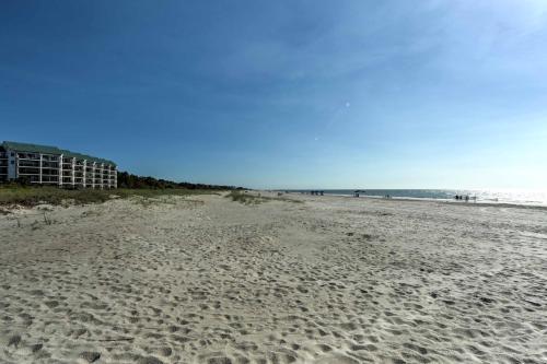 Hilton Head Condo with Pool Access Less Than half Mi to Beach - main image