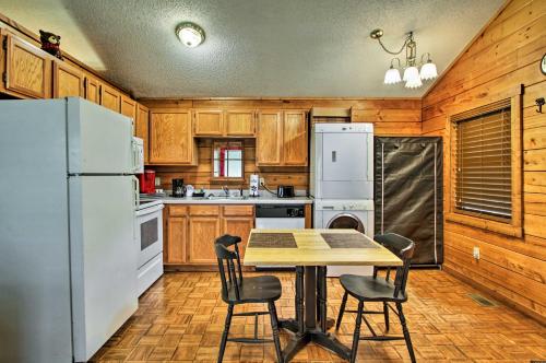 Riverfront Cabin with Fire Pit 5 Mi to Pigeon Forge in Sevierville, USA