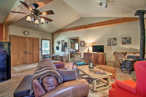 Dog-Friendly Ranch Cottage w/ Yard ~ 13 Mi to Bend in Powell Butte (OR)