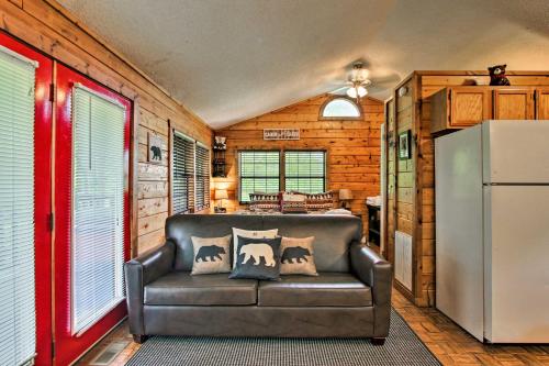 Riverfront Cabin with Fire Pit 5 Mi to Pigeon Forge in Sevierville, USA