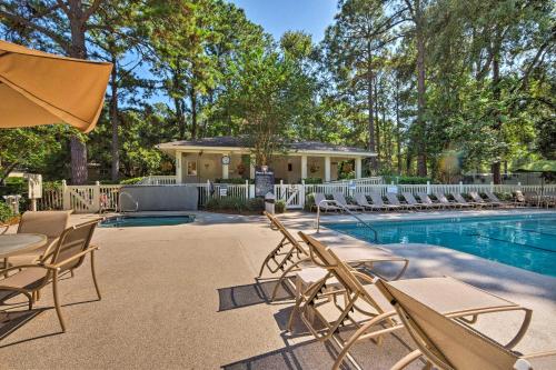 Hilton Head Condo with Pool Access Less Than half Mi to Beach - image 7