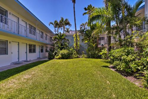 Downtown Studio Steps to Naples Pier and Beach!
