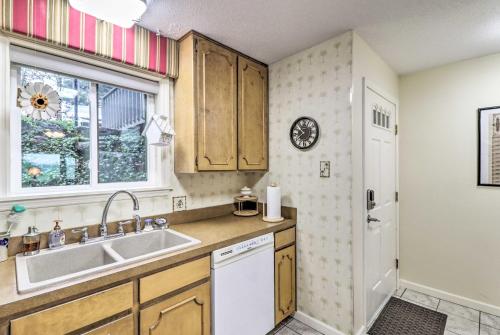 Condo with Balcony in Fairfield Bay near Marina - image 6