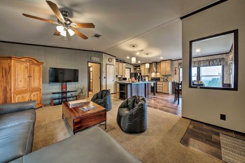 Cozy Canyon Lake Cabin with Hill Country Views! - image 4