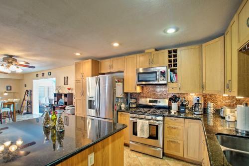 Home with Private Pool 2 Mi to Old Town and Papago Park