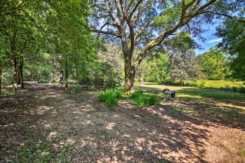 Secluded Baton Rouge Area Hideaway with Lawn!