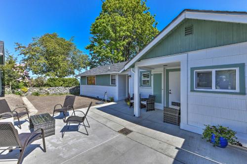 Waterfront Home about 6 Mi to Olympic National Park!