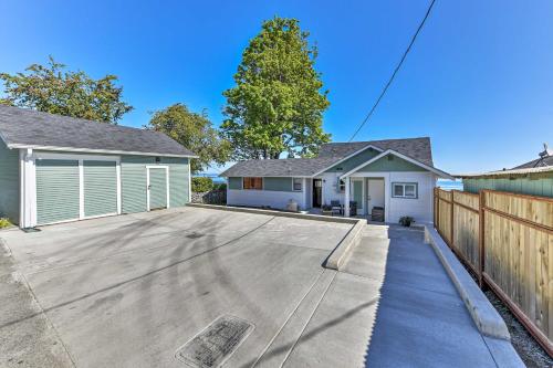 Waterfront Home about 6 Mi to Olympic National Park!