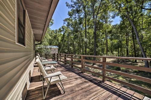 OBrien Home on about 1 Acre with Fire Pit - Near River! in OBrien, USA
