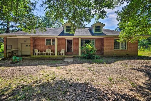 Secluded Baton Rouge Area Hideaway with Lawn!