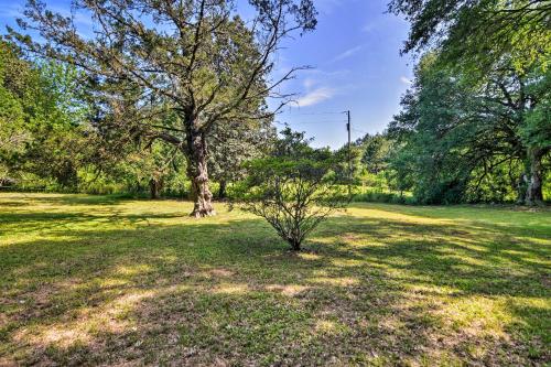 Secluded Baton Rouge Area Hideaway with Lawn!