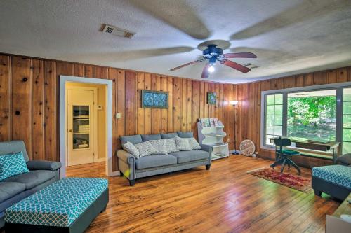 Secluded Baton Rouge Area Hideaway with Lawn!
