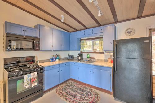 Lakefront Hartford Cabin with Canoe and Boat Ramp in ออเบิร์น (ME)