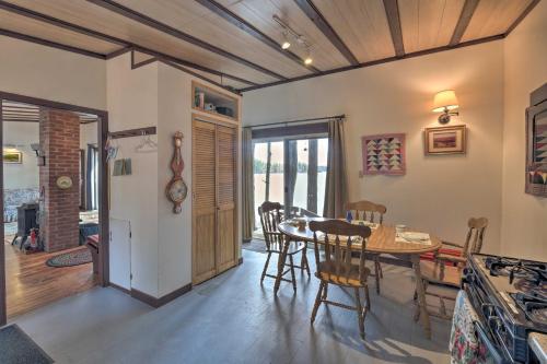 Lakefront Hartford Cabin with Canoe and Boat Ramp in ออเบิร์น (ME)