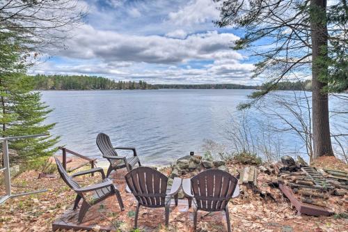 Lakefront Hartford Cabin with Canoe and Boat Ramp in ออเบิร์น (ME)