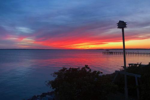 Harkers Island Home with Waterfront Sunset View! - image 8