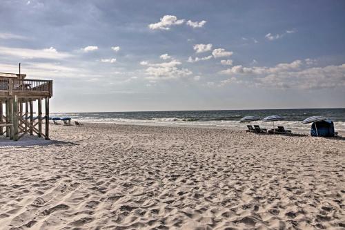 Gulf Shores Home with Shared Pool, 2 Blocks to Beach near Sea-N-Suds Restaurant