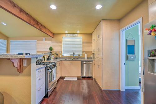 Cozy Cottage with Grill - 5mi to Mt Baldy Resort