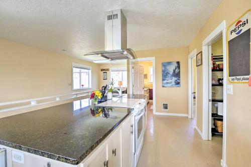 Waldport Townhome with Dog Run on Alsea Bay! in والدبورت