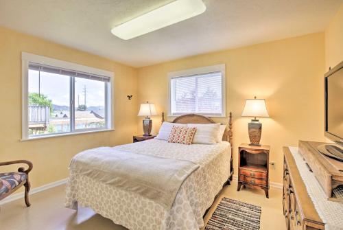 Waldport Townhome with Dog Run on Alsea Bay! in والدبورت