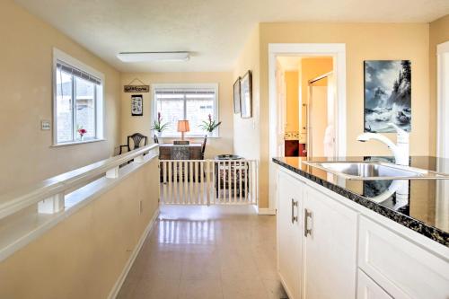 Waldport Townhome with Dog Run on Alsea Bay! in والدبورت