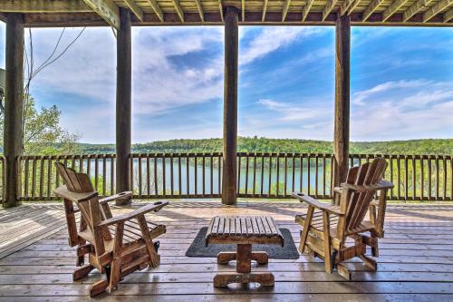 Spacious Cabin on Dale Hollow Lake with Hot Tub!