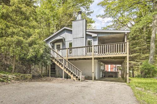 Deep Creek Lake Cottage with Hot Tub and Billiards!