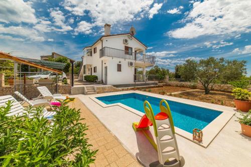 Holiday house Nena with pool – khách sạn tại Drvenik Mali