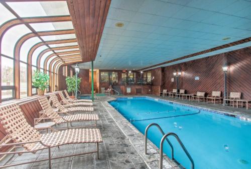 Lincoln Resort Condo W/ Pool Access - Near Hiking! - ニュー・ハンプシャー州