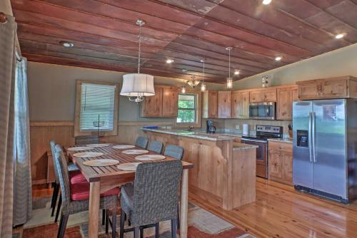 Guntersville Cabin with Lake Views! in กันเตอร์สวิลล์ (AL)