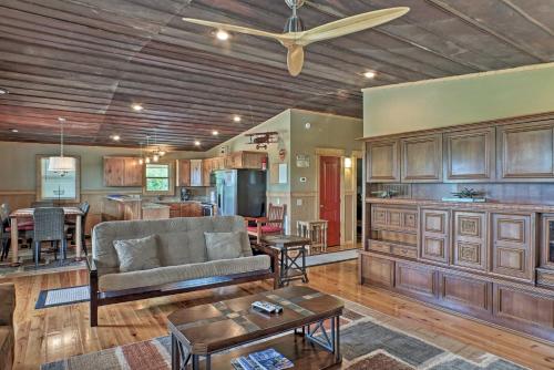 Guntersville Cabin with Lake Views! in กันเตอร์สวิลล์ (AL)