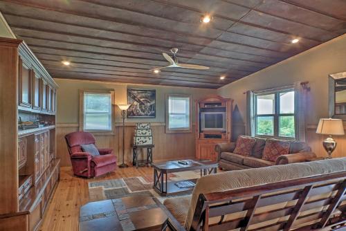 Guntersville Cabin with Lake Views! in กันเตอร์สวิลล์ (AL)