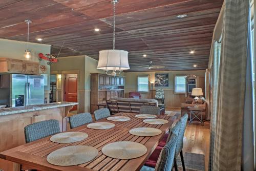 Guntersville Cabin with Lake Views! in กันเตอร์สวิลล์ (AL)