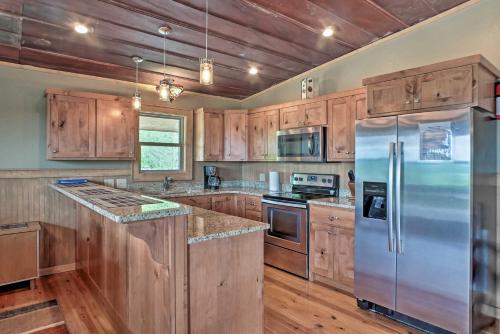 Guntersville Cabin with Lake Views! in Guntersville, USA