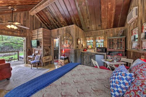 . Snuggle Inn Wimberley Cabin with Fire Pit and Deck