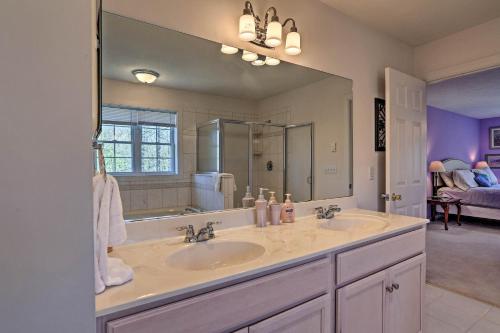 6 Mi to Kalahari Pocono Pines Golf Course Home!