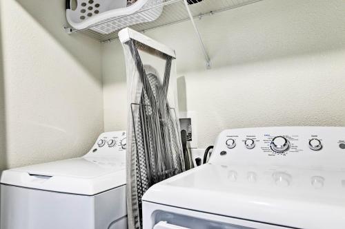 Immaculate Home Resort Amenities 4 Mi to Disney! - image 5
