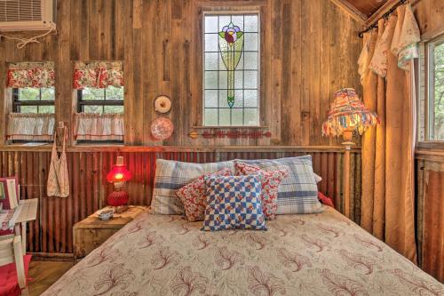Inn The Woods Wimberley Cabin with Fire Pit and Deck - image 8