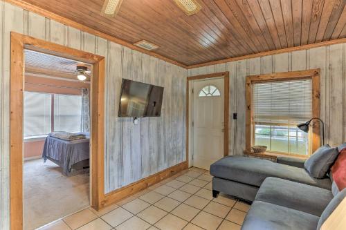 Charming Bid-a-wee Beach Cottage with Fire Pit - image 2