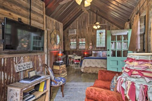 Snuggle Inn Wimberley Cabin with Fire Pit and Deck in Wimberley, USA