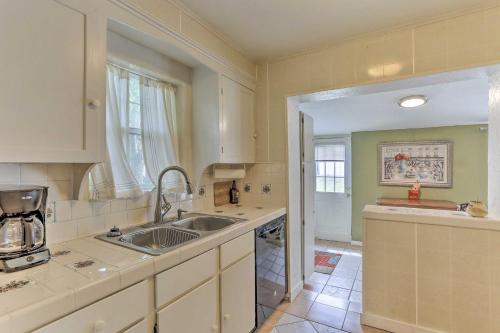 Charming Bid-a-wee Beach Cottage with Fire Pit - image 4