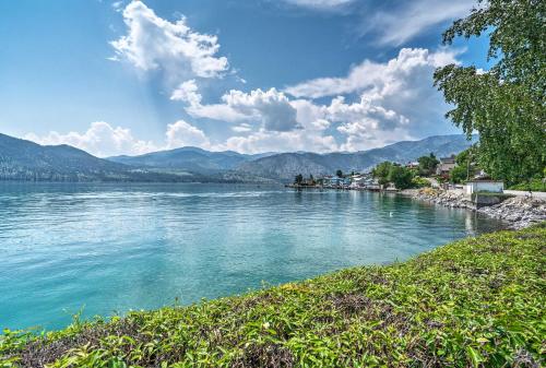 Lake Chelan Resort Condo Pool and Hot Tub Access!